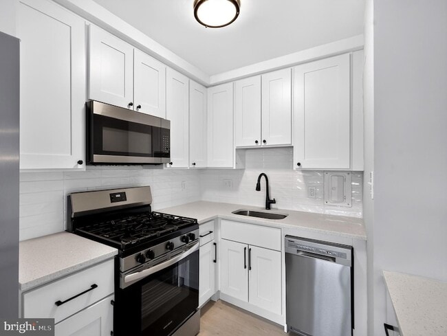 Building Photo - 922 24th St NW