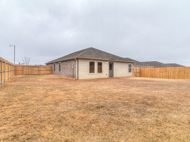 Building Photo - Beautiful 4 Bedroom Home in Mustang Schools!