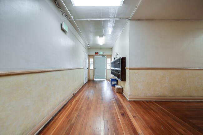 Building Photo - 1056 5/3 Normandie Ave-301C