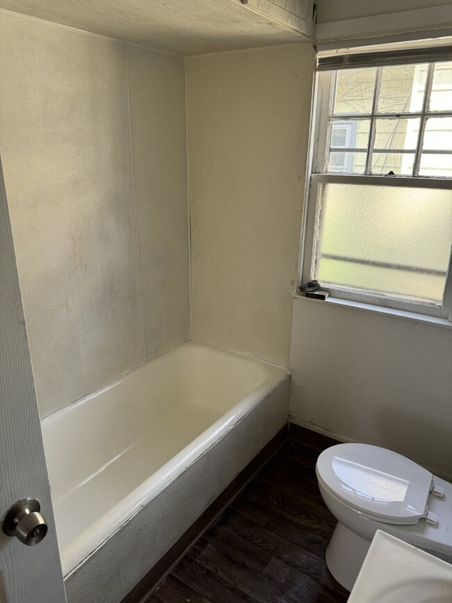 Building Photo - 4 Bedroom / 1 Bathroom