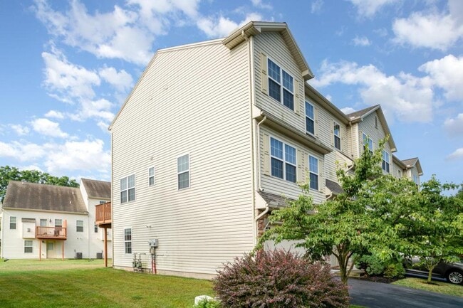 Building Photo - 192 Mapleton Dr