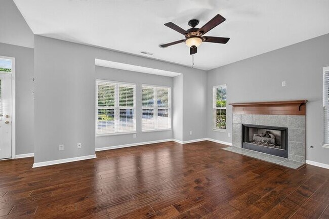 Building Photo - Unique Centennial Townhome