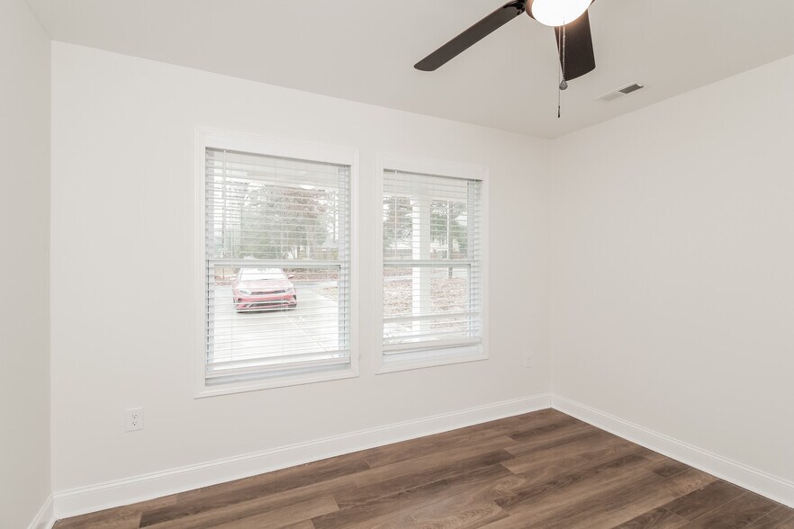 Building Photo - 36 Oak St