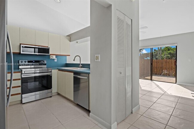 Building Photo - 6654 NW 173rd Ln