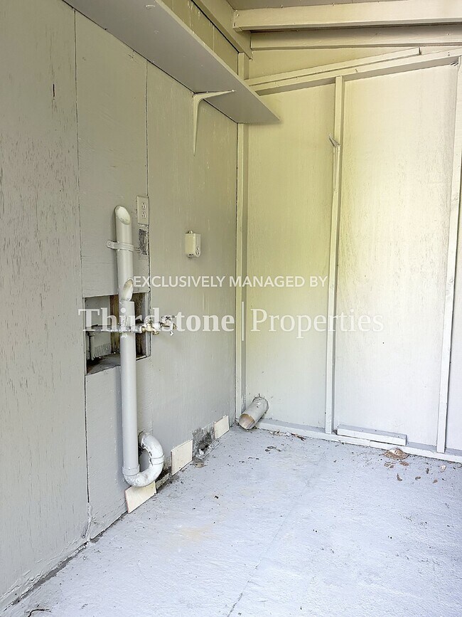Building Photo - 3048 W 19th St