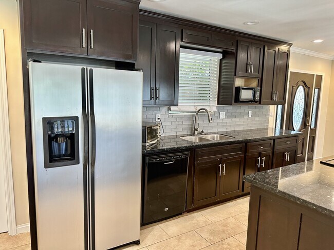 Building Photo - 6441 Baird Ave