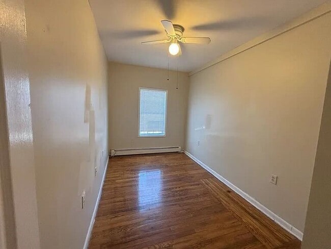Building Photo - Spacious 4-bedroom house