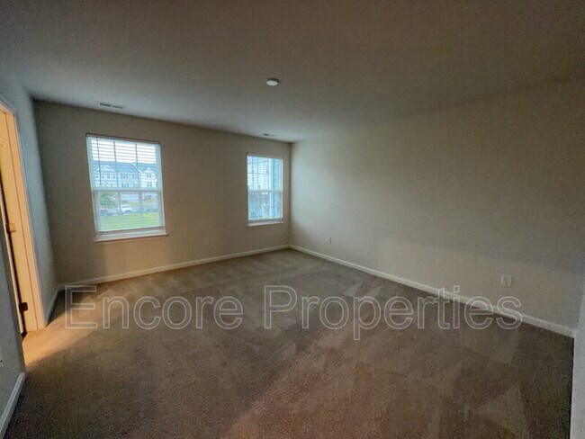 Building Photo - 333 Amber Acorn Ave