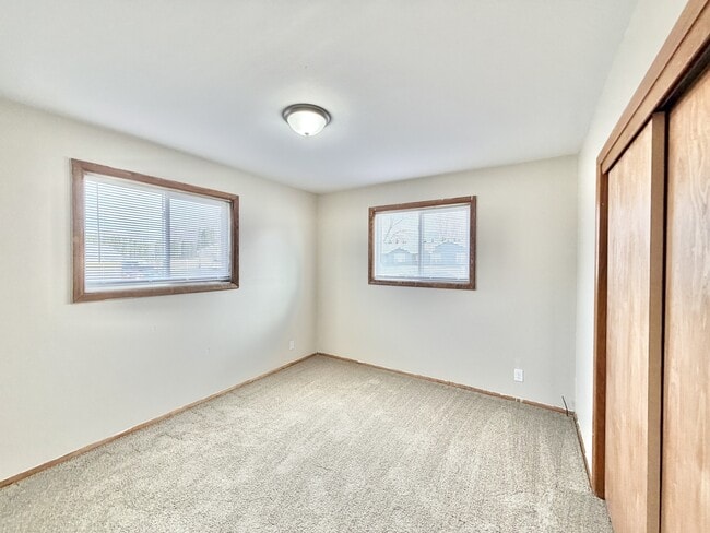 Building Photo - 1320 N Randall Ave