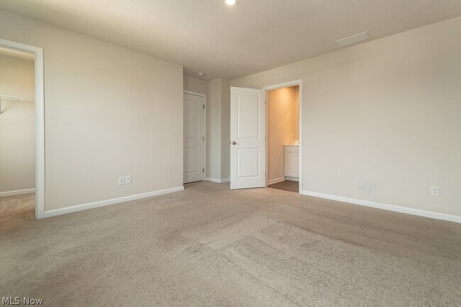 Building Photo - 472 Roberta Dr