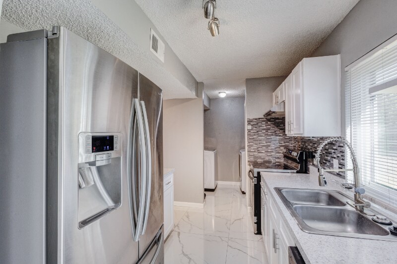 Building Photo - 3501 Green Hill Dr