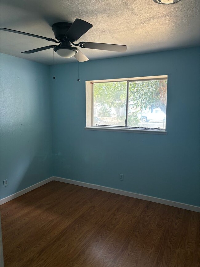 Building Photo - 4 B/R 2 1/2 BA House in Gridley AVAILABLE ...