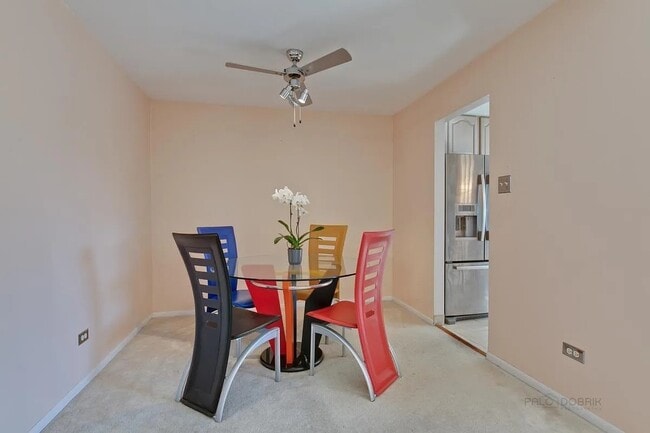 Building Photo - 867 E Carriage Ln