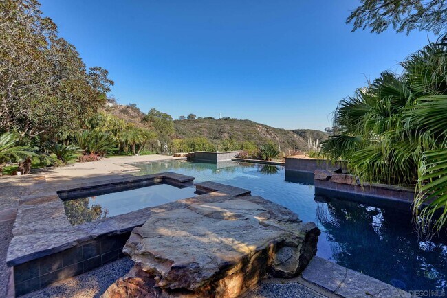 Building Photo - 6717 La Jolla Scenic S Dr