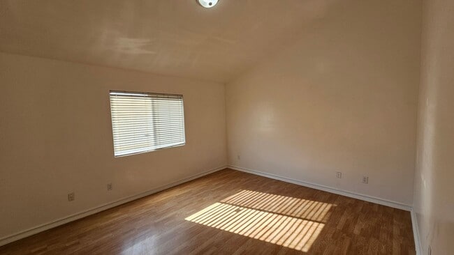 Building Photo - Great Home for Christmas