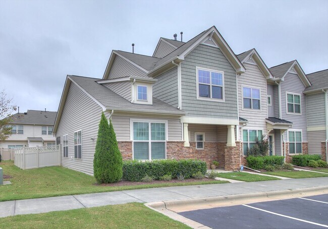 Building Photo - End Unit Townhome with Screened Porch & Fenced Yard!