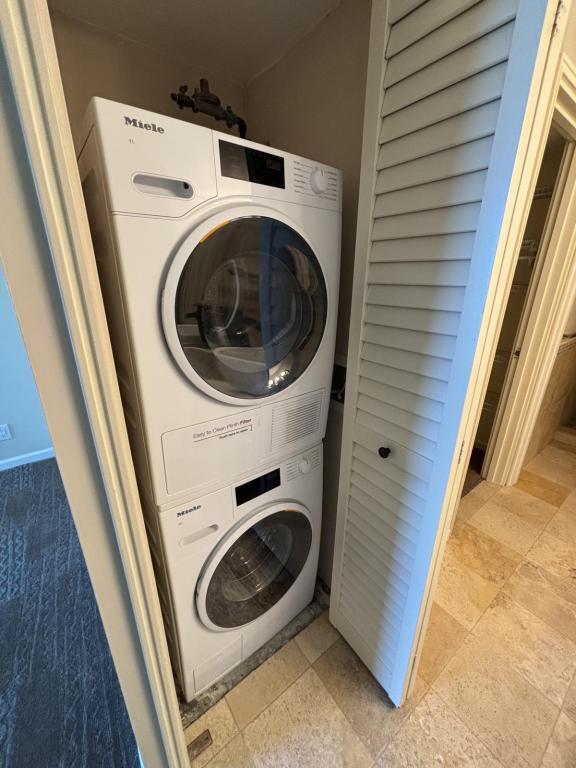 Building Photo - 1600 Ala Moana Blvd