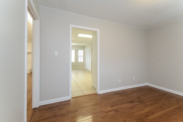 Building Photo - 214 Star Cir