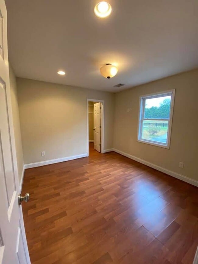 Building Photo - 3 Bed Home with 4 Car Garage!