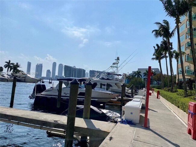 Building Photo - 3330 NE 190th St