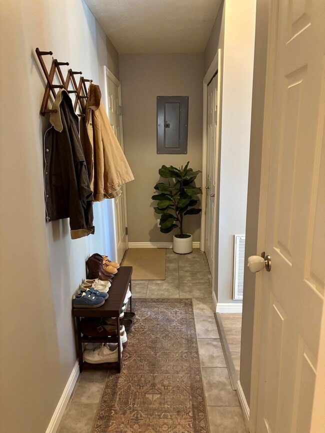 Building Photo - GORGEOUS Townhome!!!