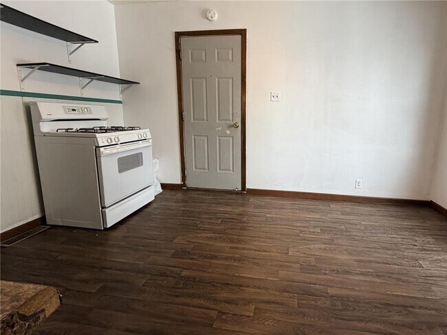 Building Photo - 1030 Reaney Ave E