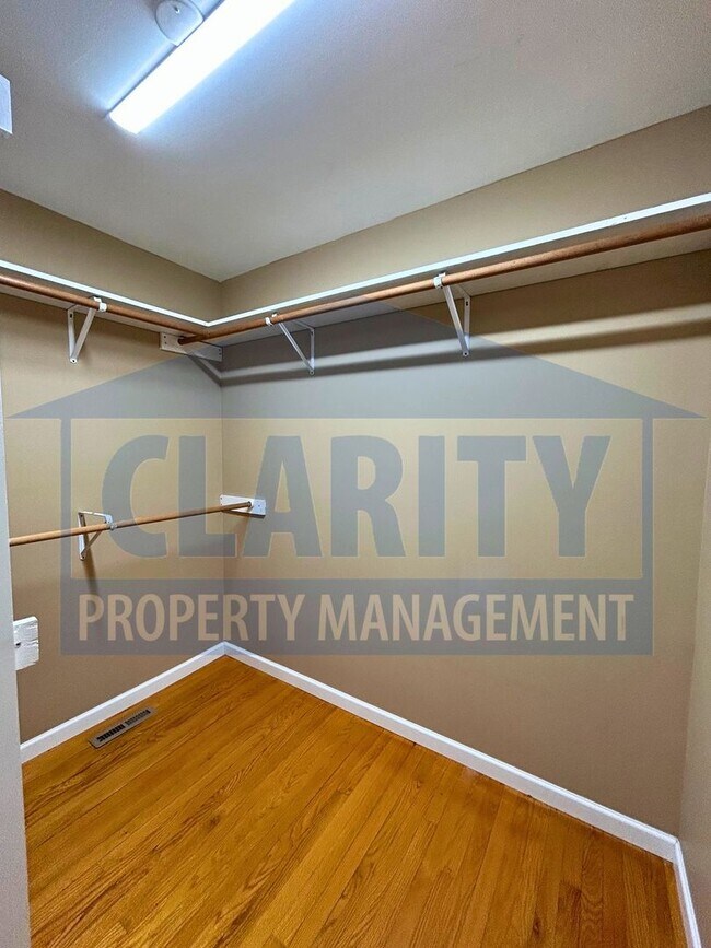Building Photo - Three bedroom home downtown Cleveland!