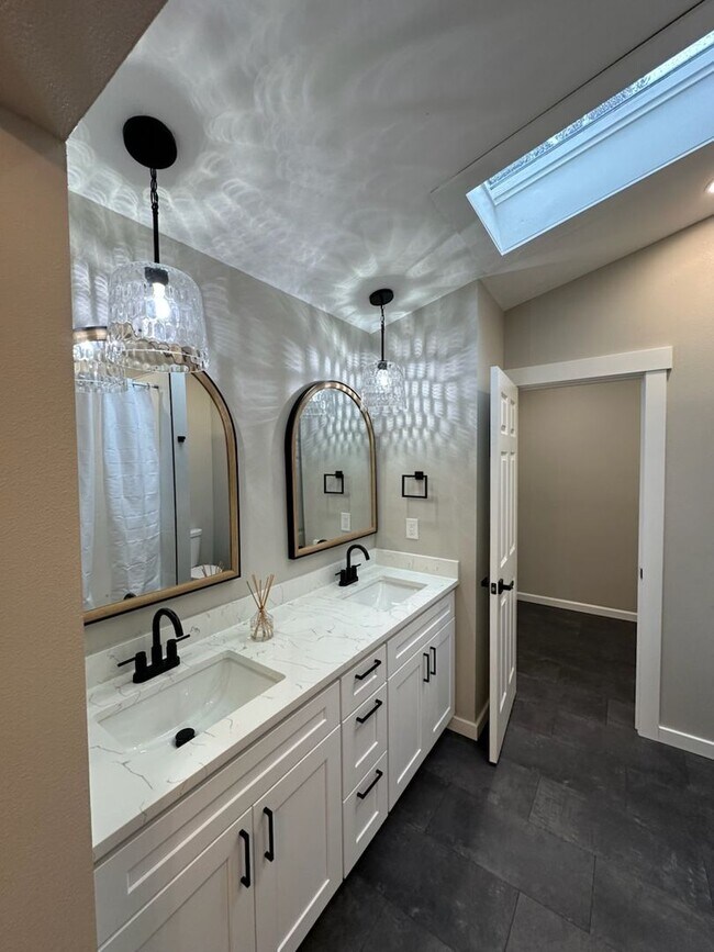 Building Photo - Tucked Away in Steilacoom