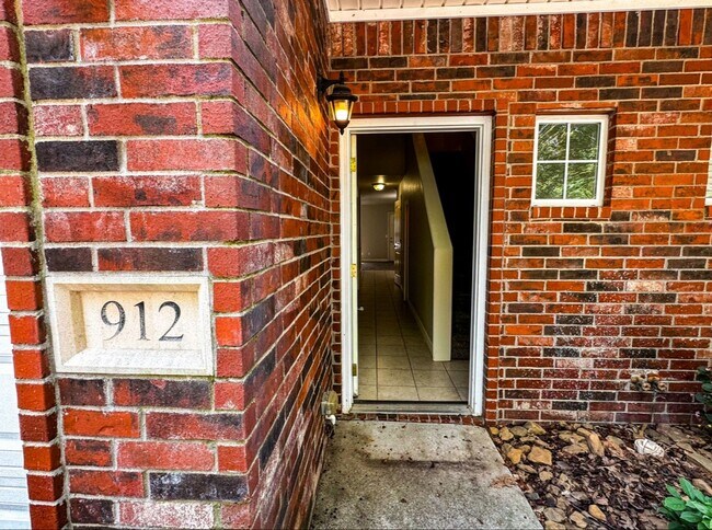 Building Photo - 912 S Wood Ave