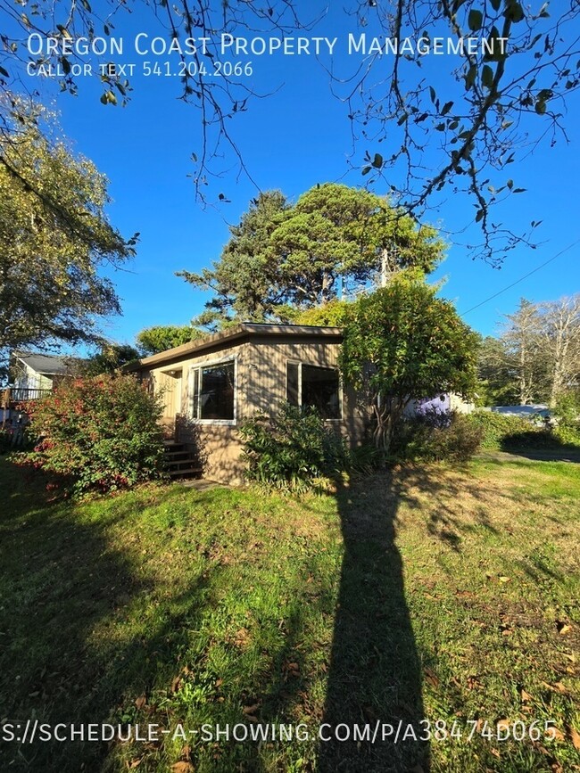 Building Photo - 2bed/2bath w/new vinyl flooring