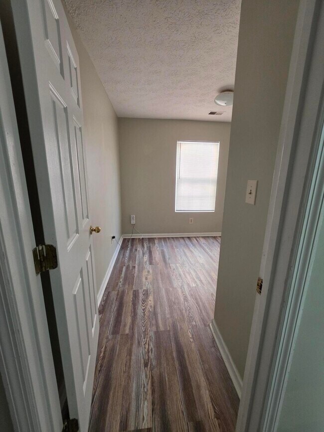 Building Photo - 2592 Woodhill Dr