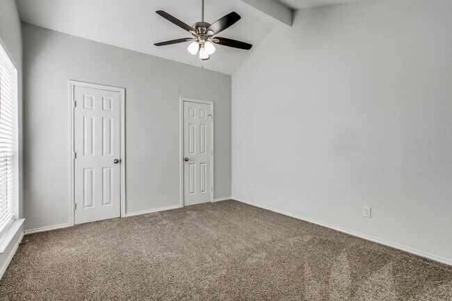 Building Photo - 2805 Meadow Park Dr