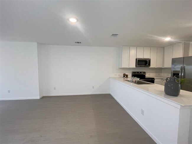 Building Photo - 245 Pastar Fls