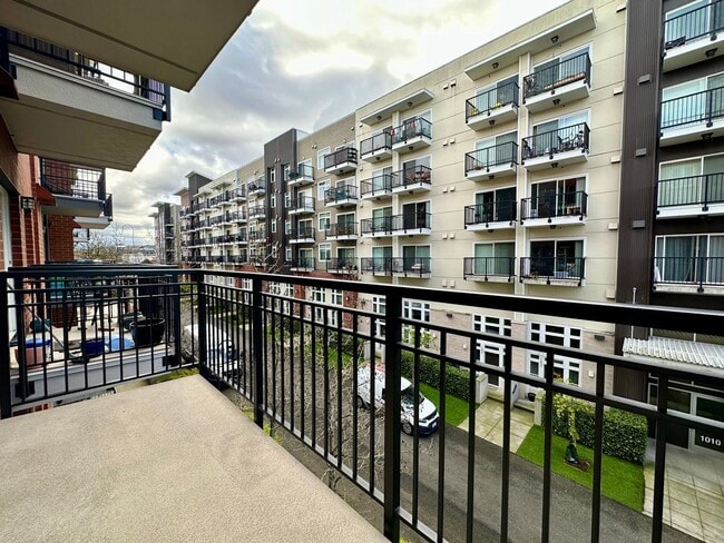 Building Photo - Ready Now! 1 Bedroom Condo located in Down...