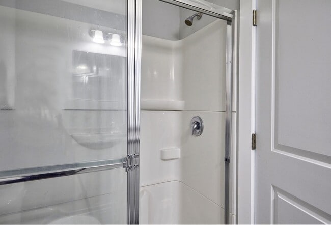 Building Photo - 3 BR/4 BA Townhome - 1720 SF in Vineland - Kings Crossing!