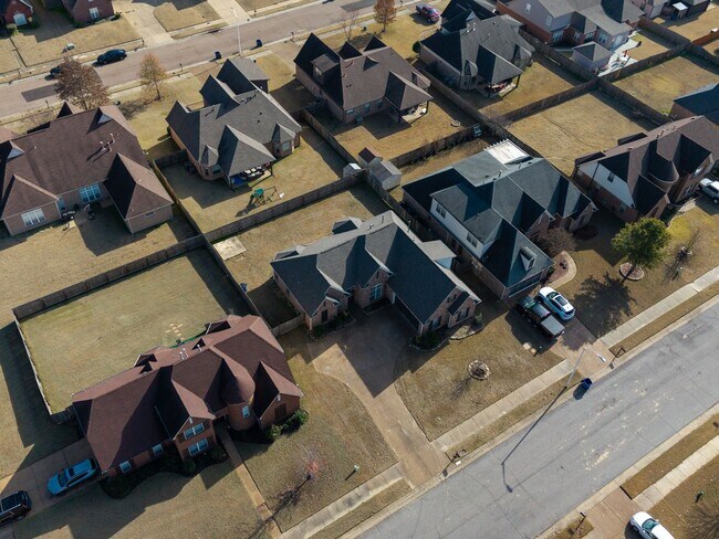 Building Photo - Completely Renovated 4bd/2ba in Olive Branch