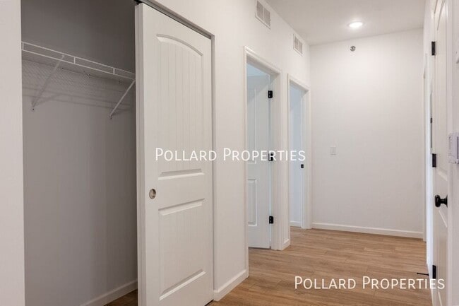 Building Photo - 910 Parkview Dr