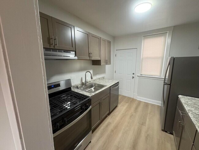 Building Photo - 7004 N Paulina St