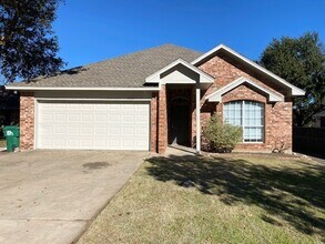 Building Photo - 3 BEDROOM 2 BATH 2 CAR GARAGE