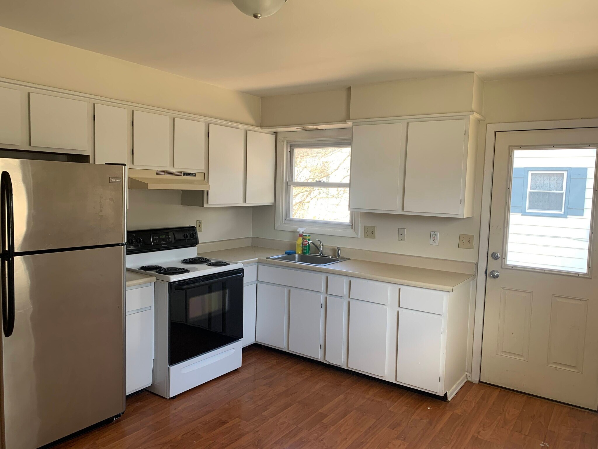 Building Photo - 12 Pine St