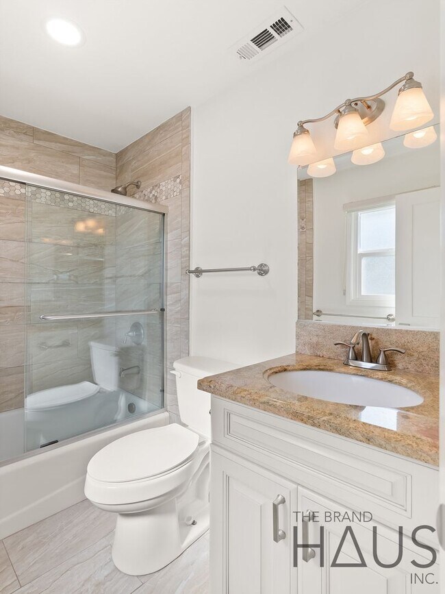 Building Photo - Two Primary Bedrooms, Pool, & Air Conditioning