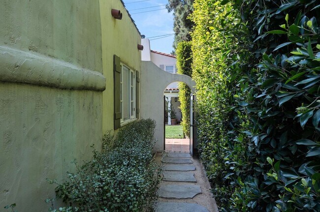 Building Photo - 2520 Alta Ave