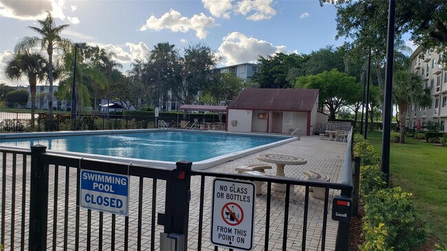 Building Photo - 2216 N Cypress Bend Dr