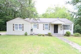 Building Photo - 3 Bedroom 1 Bath PLUS Large Den - New On T...