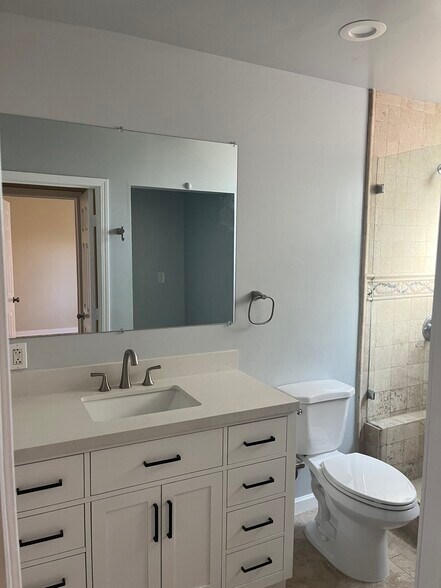 Building Photo - 1391 N Altadena Dr