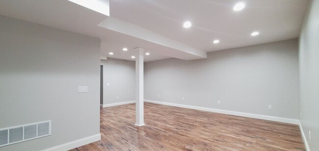 Building Photo - 4-bedroom 3-bathroom home minutes to Downt...