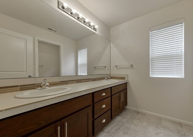 Building Photo - Maple Valley Stunning 5+ Bedroom 2.75 Bath