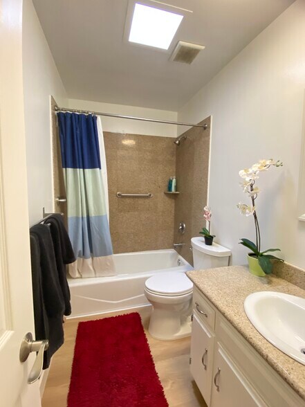 Building Photo - 7672 Amazon Dr