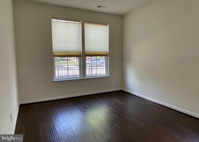 Building Photo - 43373 Southland St