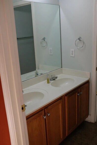 Building Photo - 1221 S 4th St